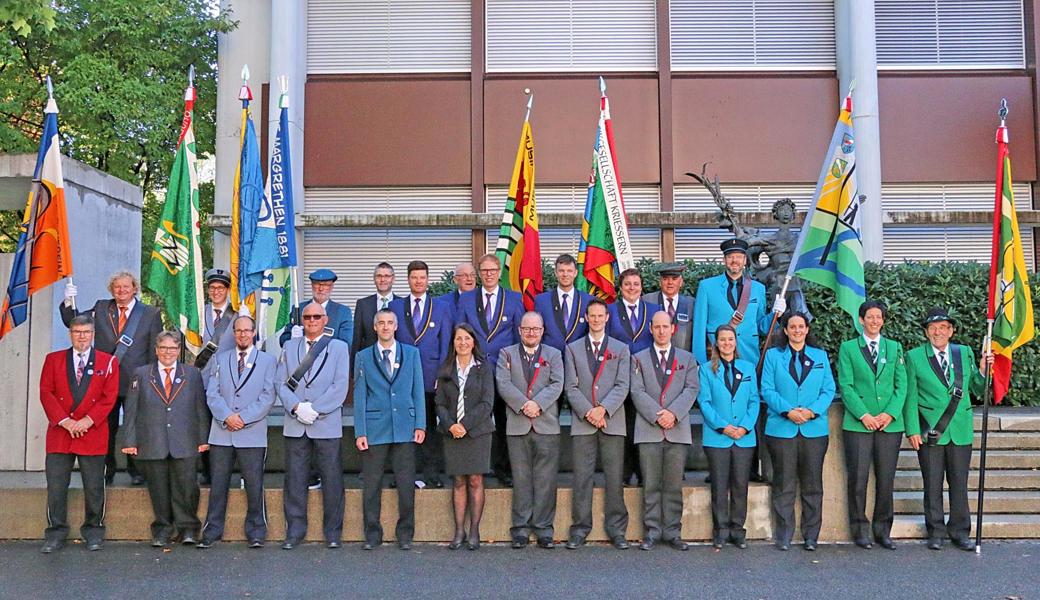 Die kantonalen Veteraninnen und Veteranen präsentieren sich mit der Kreispräsidentin Verena Federli und dem Präsidenten der Veteranenvereinigung Armin Breu.