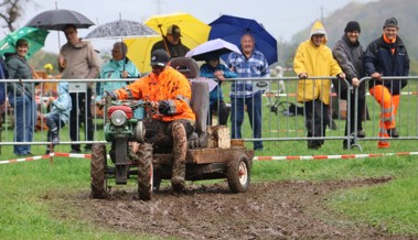 Fahrerinnen und Fahrer trotzen Regen und Schlamm
