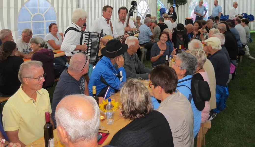 Viel Volk am Ziel im Festzelt