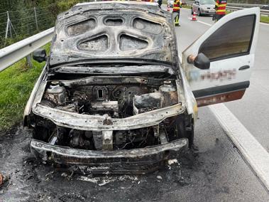 Pick-Up geriet auf der Autobahn in Brand