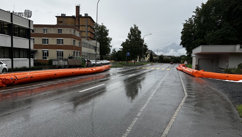 Die orangen Beaver sollen das Wasser zurückhalten.