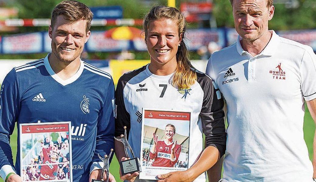 Tanja Bognar und Ueli Rebsamen wurden als beste Spieler der vergangenen Feldsaison ausgezeichnet. Der MVP-Award wurde ihnen von Hanspeter Brigger, Chef Leistungssport, überreicht. 