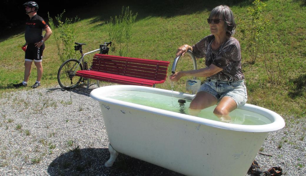 Heute erinnert ein Rastplatz mit Informationstafel und Badewanne an die Heilbad-
Tradition.