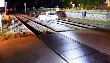 Staad: Auto fährt auf Bahngleis