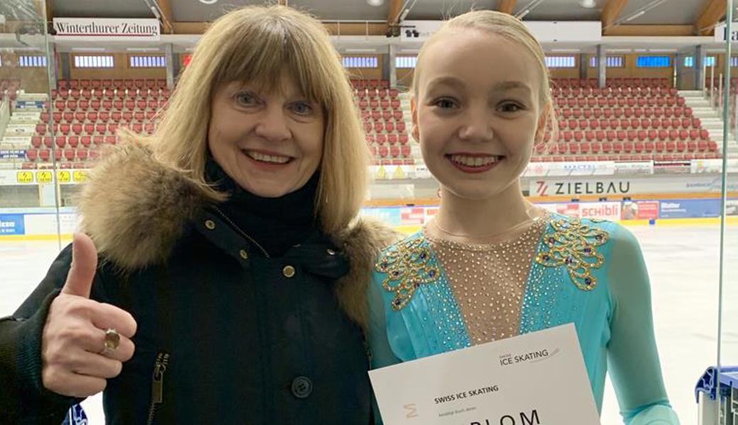 Strahlend zeigt Mina Bergmann zusammen mit Trainerin Elena Romanova das Diplom zum Intergoldtest Advanced.