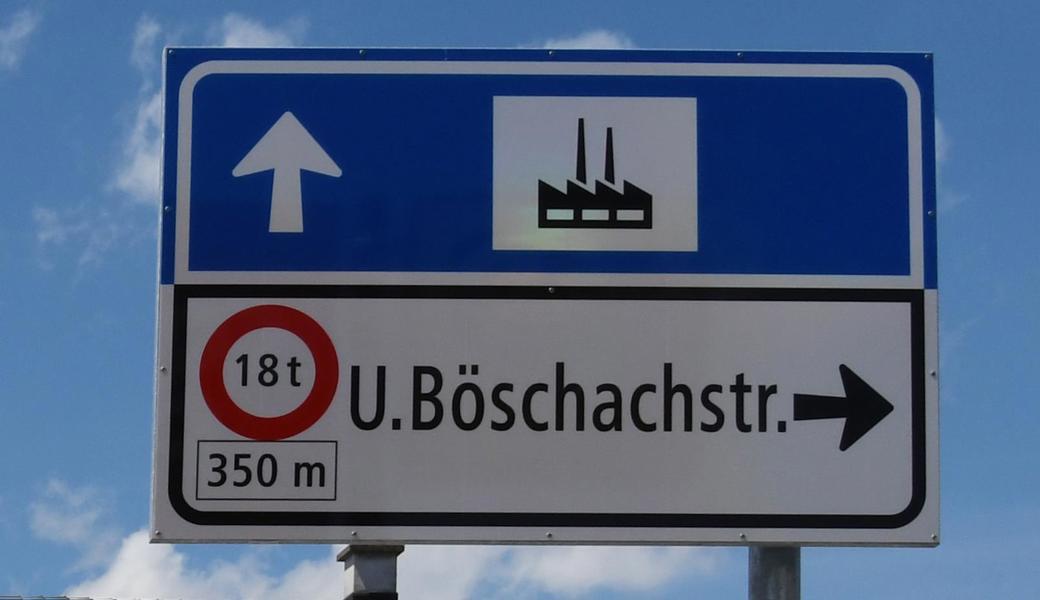 Gefunden: Das Schild hinter der Werbetafel.