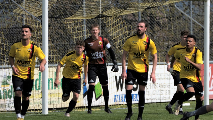 Der Torhüter gibt seine Erfahrung auch gern den anderen Spielern im Verein weiter.