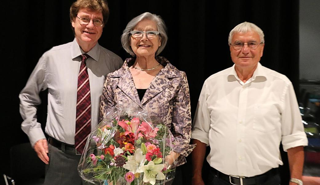 Präsident Meinrad Vögele  (links) und Kassier Jean-Pierre Frey gratulierten der langjährigen Aktuarin Margit Steinmüller zu ihrem runden Geburtstag.