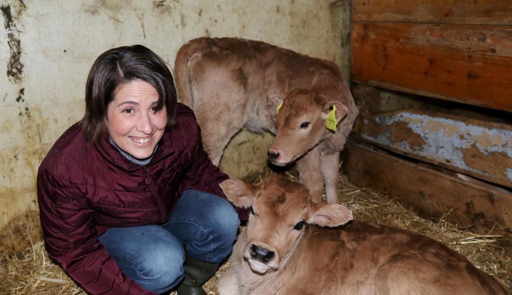 Christa Eugster-Rupp kümmert sich als Betriebsleiterin nicht nur um die Kälbchen, sondern um den ganzen Hof.