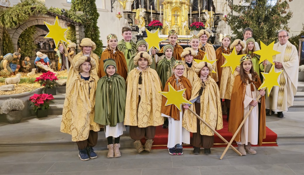 19 Sternsingerkinder wurden aus der Pfarrkirche Oberriet ausgesandt. Bild: Claudia Büchel