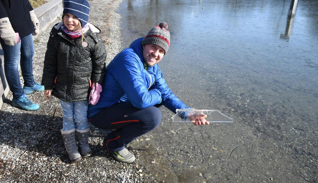 Patrick Felder testete beim Kriessner Baggersee die Dicke des Eises. 