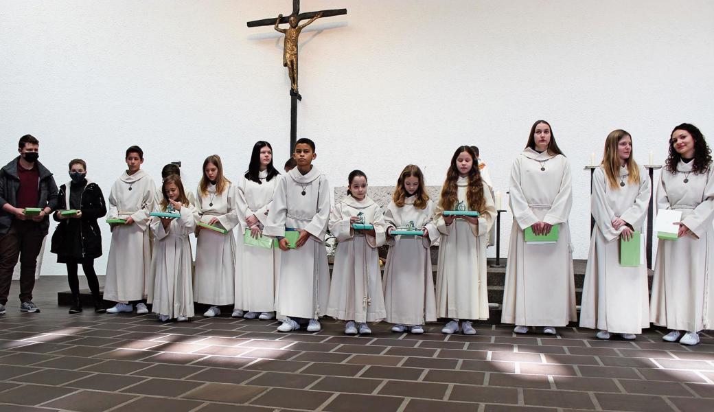 Im Christkönigsgottesdienst wurden zehn Ministrantinnen und Ministranten verabschiedet und fünf neu in die «Mini»-Schar aufgenommen. 