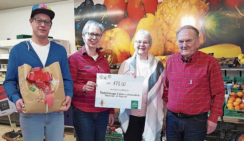 Rony Steiger, Gewinner Einkaufstasche (v. l.), Gaby Köppel, Marktleitung, Marianne Prinz, Kontaktgruppe für Blinde und Sehbehinderte im Rheintal, Max Köppel, Marktleitung. 