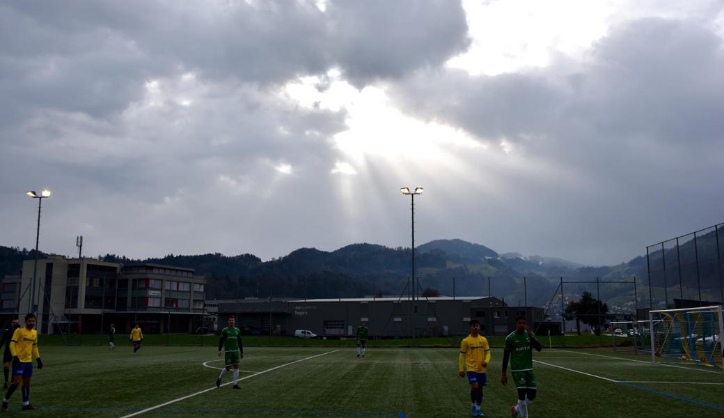 Auf dem Sportplatz Degern in Au ziehen dunkle Wolken auf.