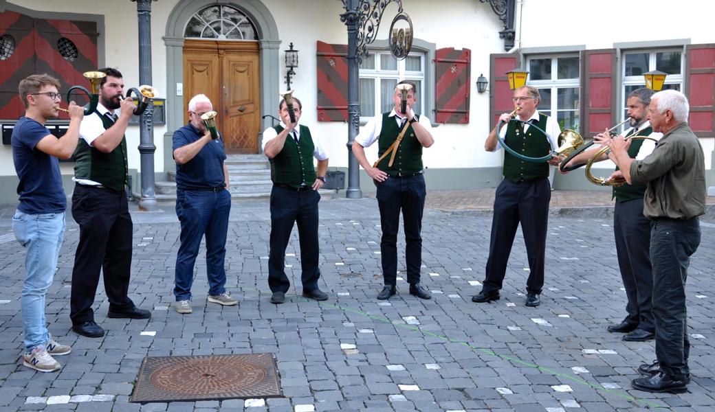 Das spontane Ständchen im Städtli gefiel den Passanten.