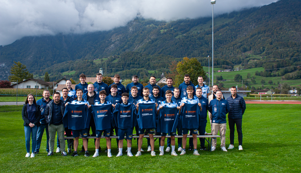 . Mannschaft des FC Rüthi mit Michael Büchel, Blatten - Garage Büchel AG (Erster von rechts), Liridon Kroni, Schloms Kunststoffe AG (Dritter von rechts), Dorian Sulejmani, Isogips GmbH (Dritter von links), Urs Baumgartner, Center Rheintal AG (Zweiter von links) und Julia Zigerlig, Alpha RHEINTAL Bank AG (Erste von links)