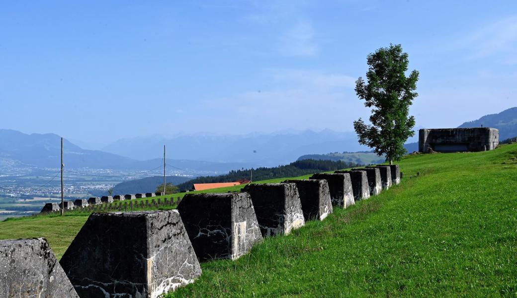 Das 1,5 Kilometer lange Höckerhindernis ist ein Teil der Sperre Stoss. 