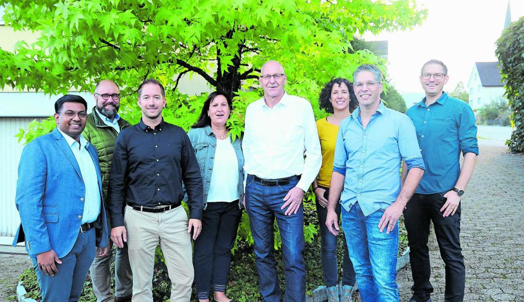 Die FDP Marbach feiert Walter Kobelt: (v. l.) Janojan Thambirajah, Martin Kobelt, Matthias Frei, Susanne Kobelt, Walter Kobelt (Ortsverwaltungspräsident), Tamara Fässler, Heinz Ruppanner und Reto Ebneter.  