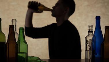 Alkoholisiert einer Frau den Hals aufgeschlitzt