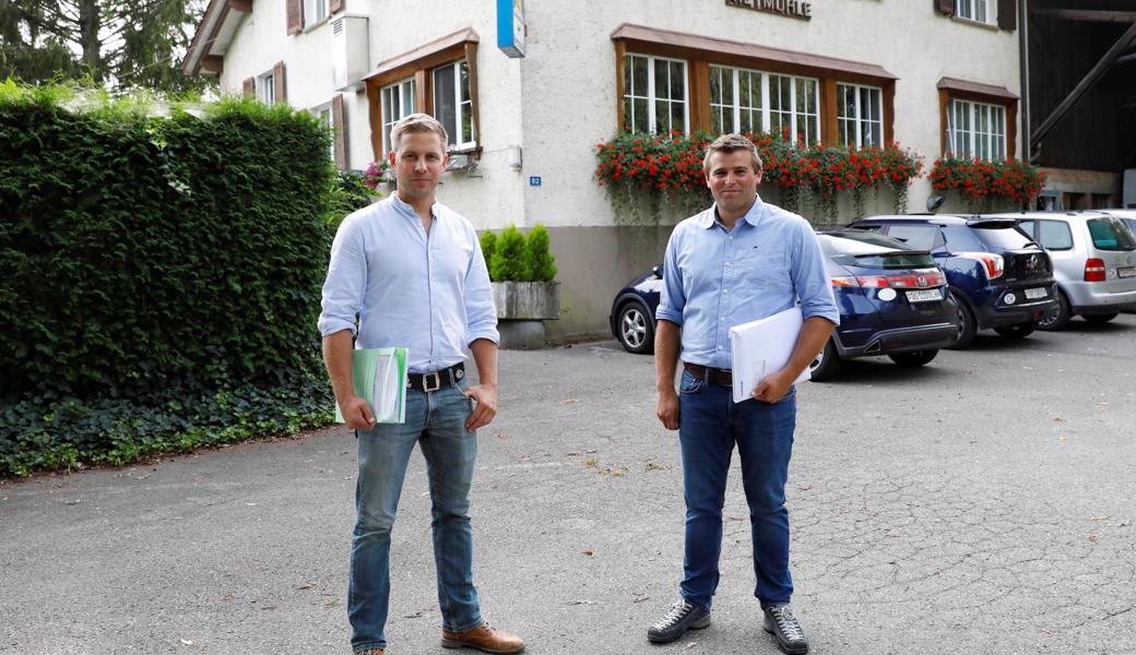 Simon Lässer (links) und Daniel Britschgi von der Fahrmaadhof AG haben das Baugesuch für das geplante Gemüsezentrum direkt neben der «Rietmühle» in Balgach bei der Gemeinde Balgach eingereicht.