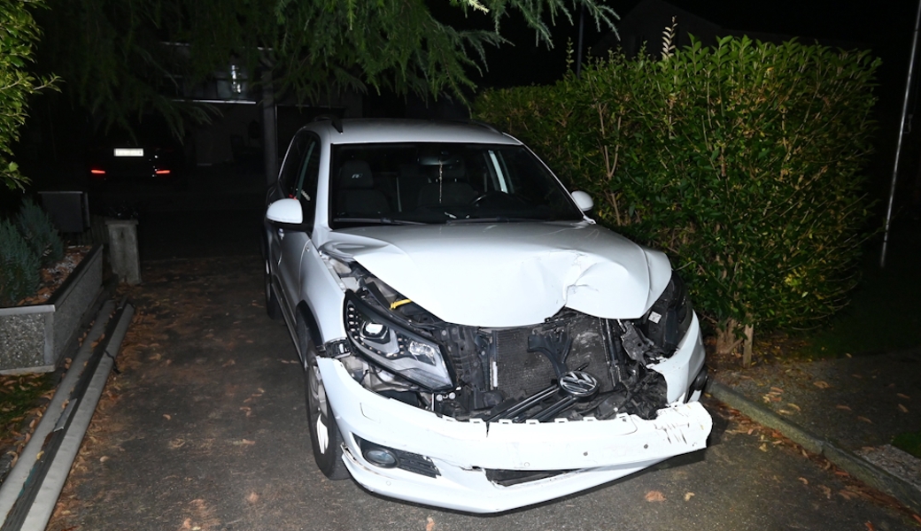 32-Jähriger baut Unfall und schiebt kaputtes Auto nach Hause – mehrere zehntausend Franken Sachschaden