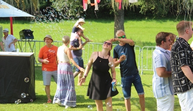 Daydance-Spass bei Sommerwetter: Hier bunt, dort weiss