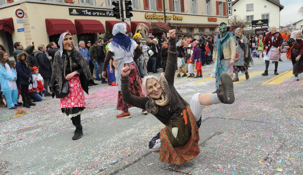 Die Muntlagr Bärghäxa am Fasnachtsumzug 2019 in Oberriet.