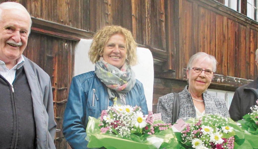 Ernst Züst verabschiedet Esther Schnider, Verena Roesli und Edy Geiger (von links). 