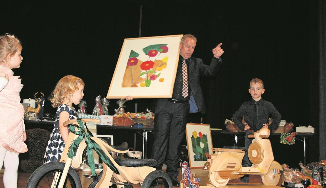 Auktionator Simon Rohrer treibt den Preis für ein Bild von Ferdinand Gehr in die Höhe.