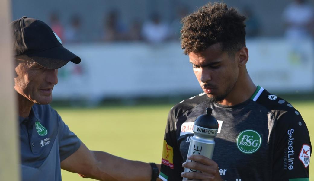 Anweisungen während der Trinkpause: Trainer Zeidler mit Yannis Letard.