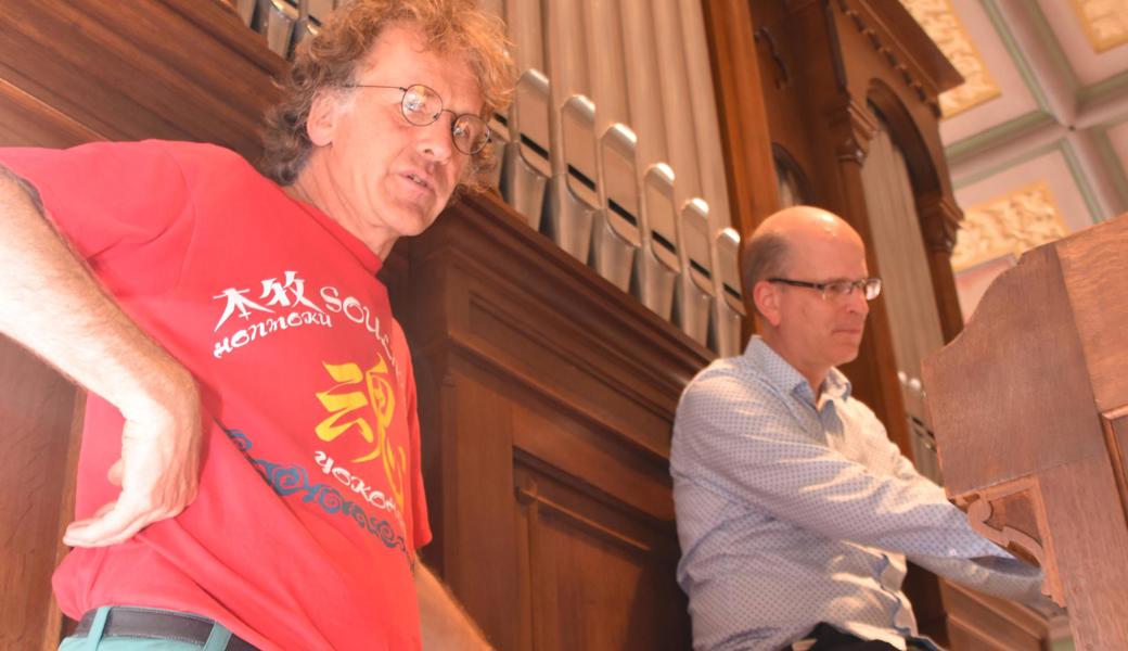 Orgelbauer Jörg Maurer(l.) und Organist Martin Küssner sind erfreut über die Rückkehr des Trompetenklangs.


