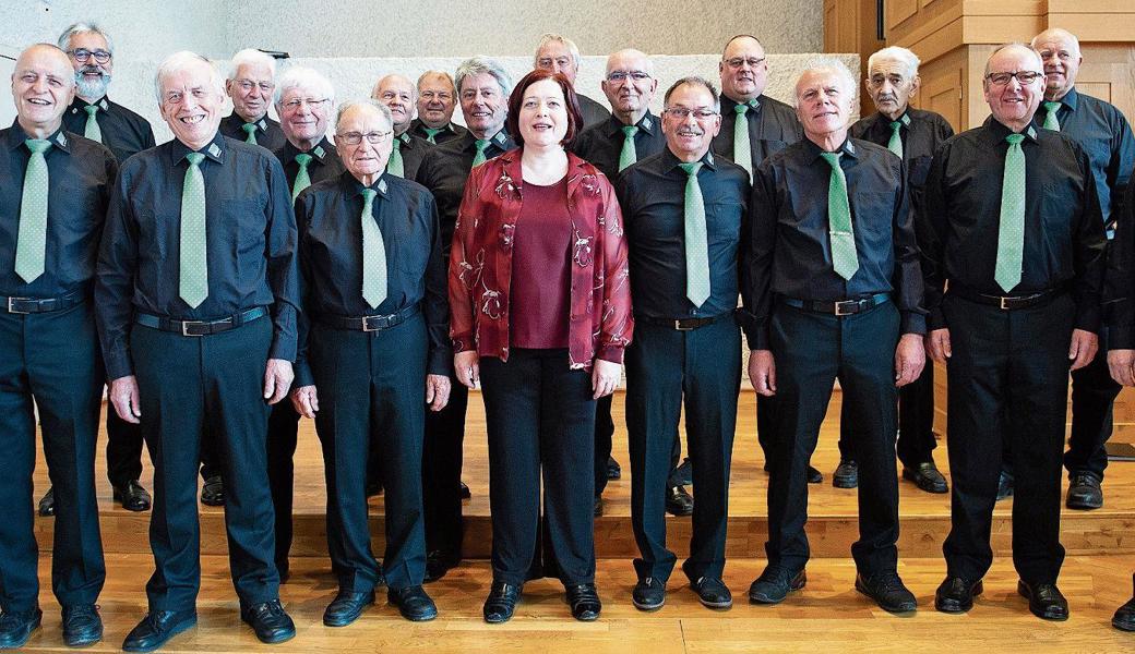 Freuen sich auf zahlreiche Besucher: Dirigentin Marta Flesch, umringt von den gut gelaunten Sängern. 