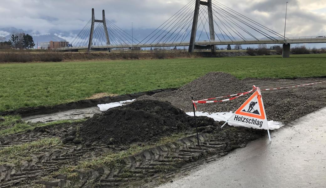 Die Baustellenabsperrung "Baumschlag": Hier werden keine Bäume gefällt.