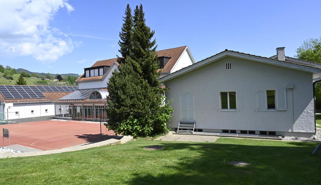 Fürs alte Schulhaus in Hinterforst (rechts) kann nun die Sanierung und Aufstockung geplant werden. 