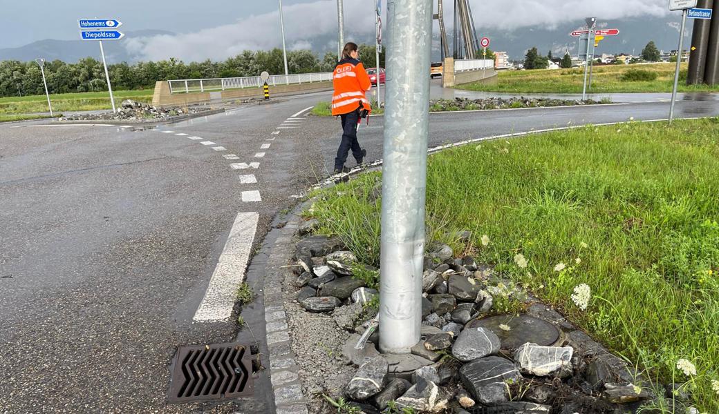 Drein- und davongefahren: Den Schaden am Kandelaber beziffert die Kantonspolizei mit mehreren tausend Franken.