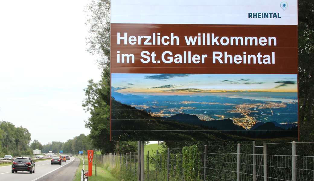 Die neu montierte Autobahntafel bei Sennwald.