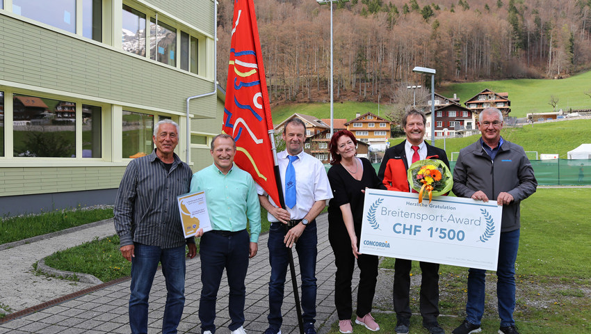 Beim Breitensport-Award freute sich das Trainerduo des KTV Altstätten mit Christoph Dürr und Michele Bellino (ganz links) über Platz zwei.