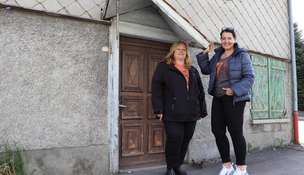 Antonella Kretz (l.) und Nicole Rohner vom Tierschutzverein Rheintal vor dem Abbruchhaus. 