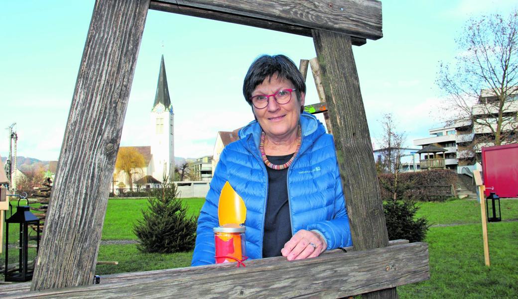 Barbara Sonderegger hat vor der Eröffnung Kerzen montiert.