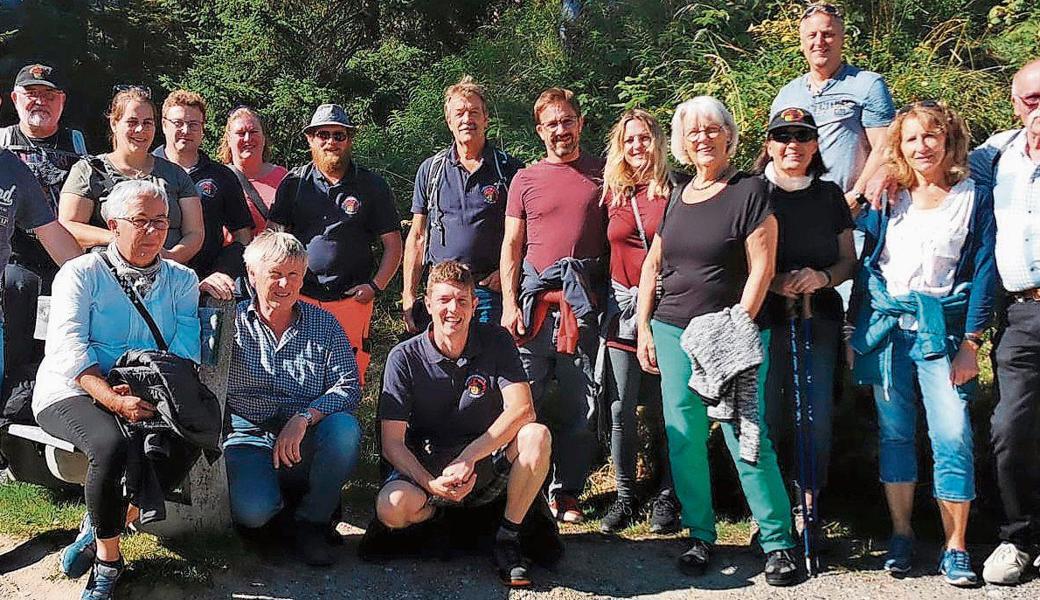 Die Reisegruppe des Feuerwehrvereins Berneck auf dem Eichhörnliweg. 