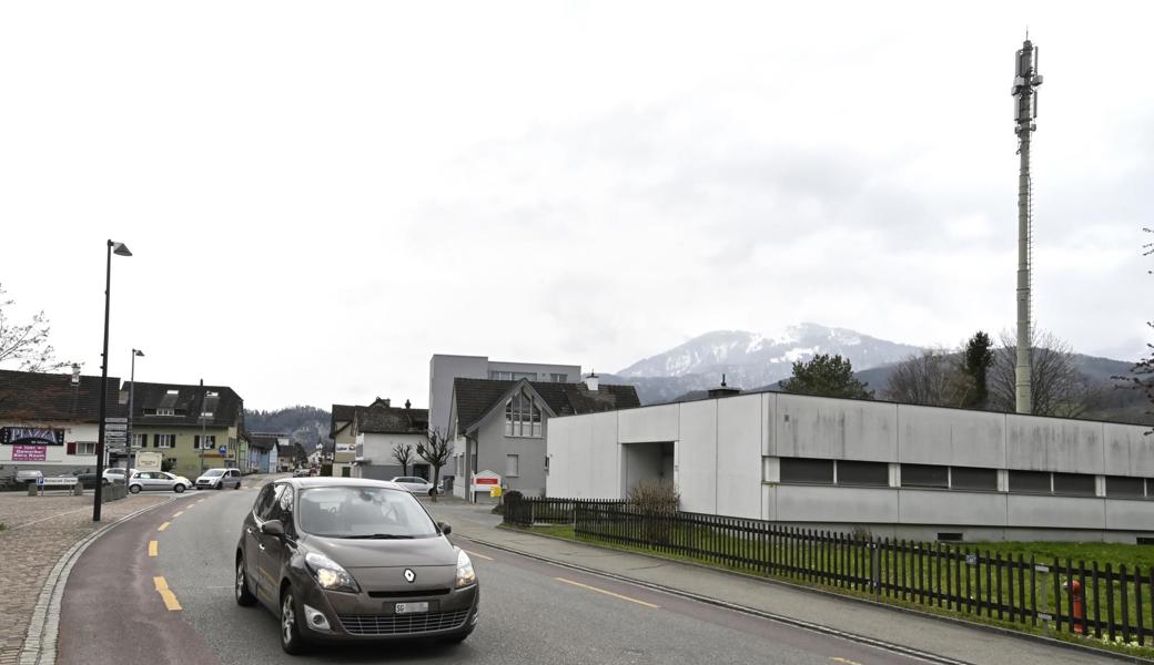 In der Umgebung von Wohnhäusern stehen in Oberriet erst wenige Mobilfunkantennen. Eine Ausnahme ist diese 2G/3G/4G-Antenne bei der Telefonzentrale an der Staatsstrasse 155 (rechts im Bild). Sie steht allerdings am Rand einer Kernzone, wo sie auch künftig gebaut werden dürfte.