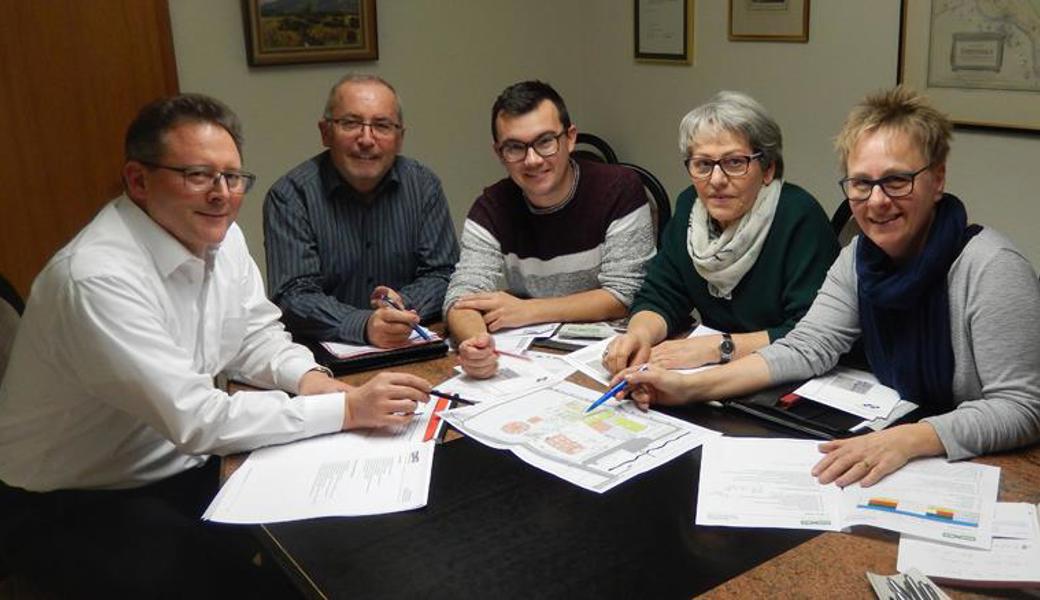 Michael Schöbi (l.), Erika Oesch (v. r.) und Irma Looser vom Palliative Ostschweiz - Forum Rheintal freuen sich mit Simon Büchel und Thomas Ammann Vertreter der Rhema auf die Kooperation.