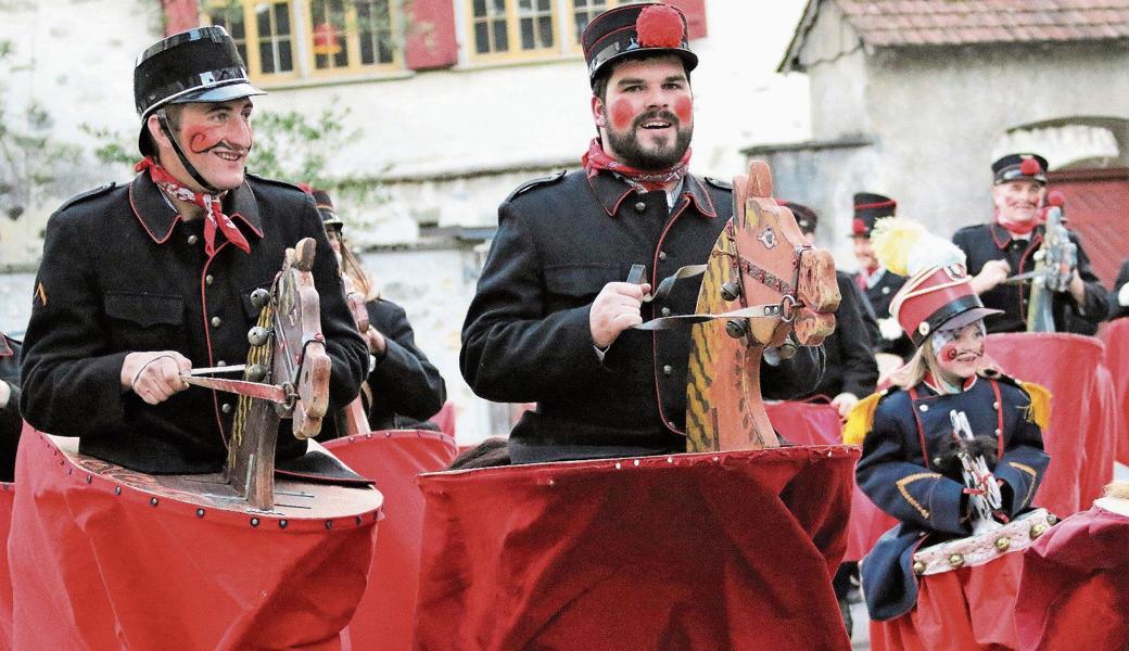 Die Reiter der Botzerössli aus Appenzell tragen schmucke Feuerwehruniformen und halten ihre Rössli im Zaum.  