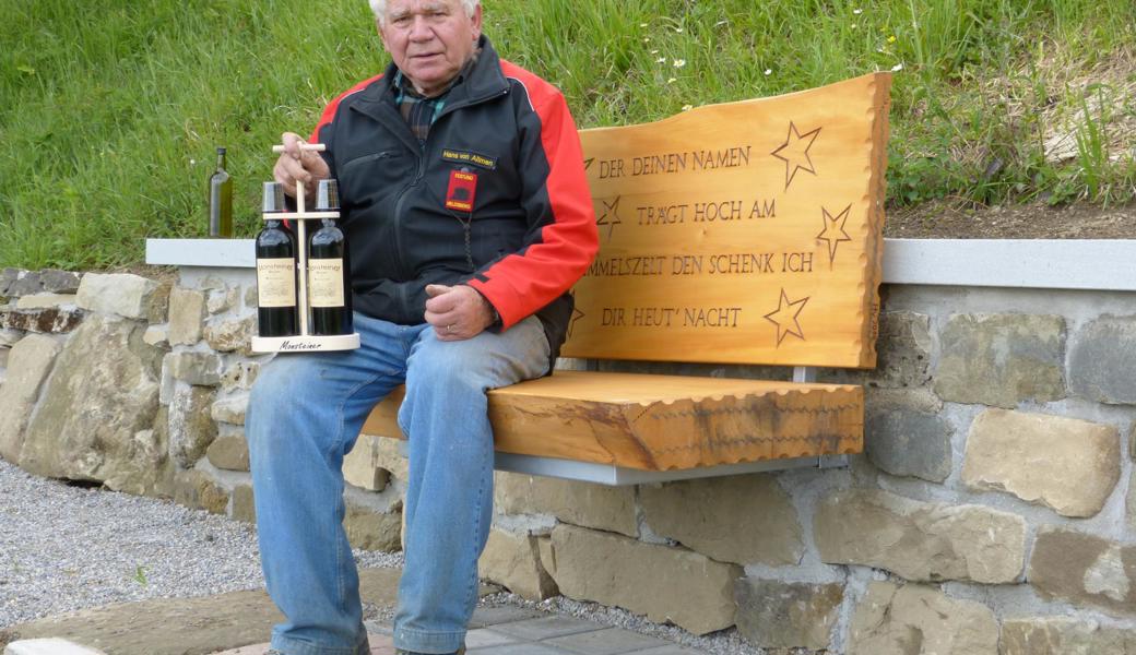 Initiant und Erbauer Hans von Allmen mit dem Weinhalter mit Monsteiner Weinen auf dem neuen Ruhebänklein.