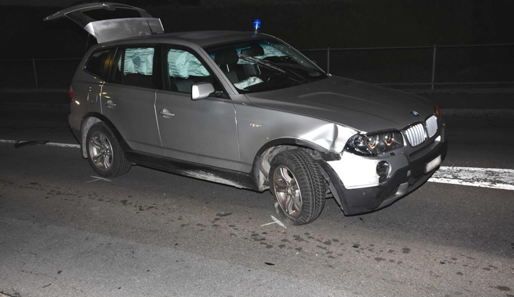 Das von den Flüchtenden gerammte Auto der Grenzer: Ein ziviler SUV mit Blaulicht.