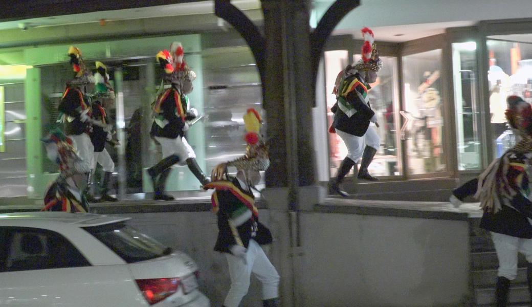 Fasnacht und Brauchtum ganz gross: Die Röllelibutzen fegen durch die Altstätter Marktgasse. 