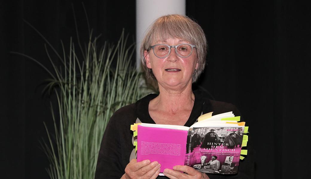 Jolanda Spirig las aus ihrem neuen Buch «Hinter dem Ladentisch». 