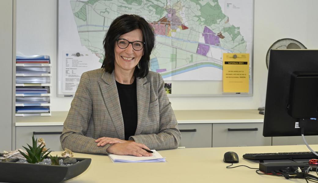 Gemeindepräsidentin Irene Schocher in ihrem Büro im Rathaus Rüthi. Sie arbeitet am liebsten stehend.