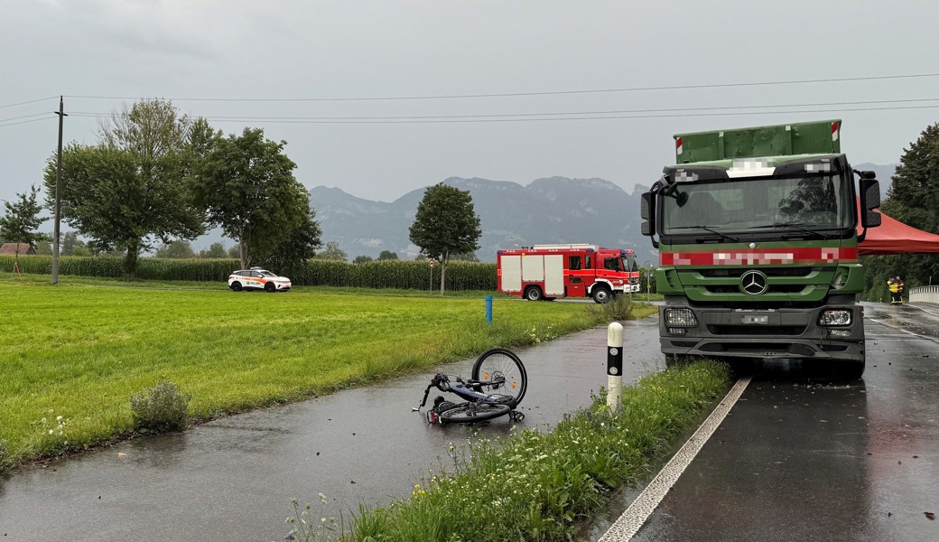 E-Bike-Fahrer stirbt bei Zusammenstoss mit Lastwagen