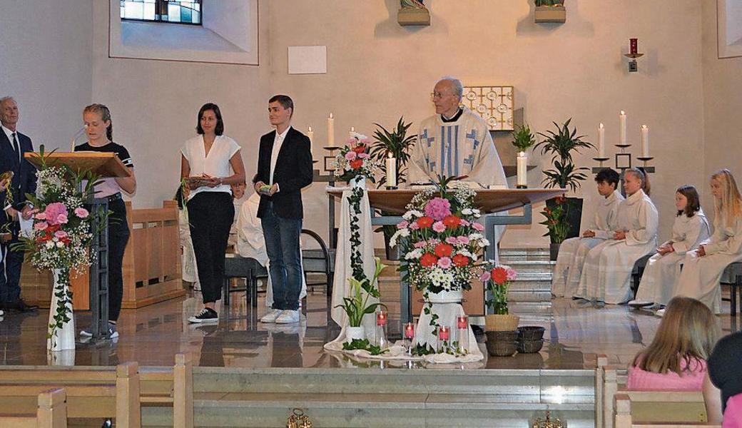 Seitens der Ministrantinnen und Ministranten erhielt die Mesmer-Stellvertreterin Carina Baumgartner liebevolle Abschiedsworte, und dem Nachfolger Fabio Federer wurde alles Gute für dieses Amt gewünscht.  